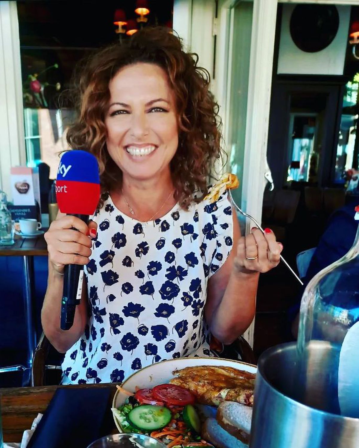 Moment controversat în Conference League » Imediat după gol, antrenorul Fiorentinei a mers în spatele băncii și a sărutat o jurnalistă căsătorită