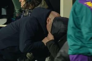 Un nou gest cu semne de întrebare! Antrenorul Fiorentinei a sărut o jurnalistă căsătorită, după 2-0 cu Viktoria Plzen