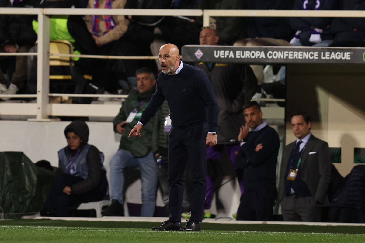 Moment controversat în Conference League » Imediat după gol, antrenorul Fiorentinei a mers în spatele băncii și a sărutat o jurnalistă căsătorită