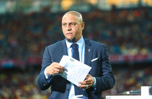 Legendarul Roberto Carlos, operat de urgență în Brazilia