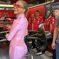 Jennifer Lopez a făcut senzație în boxa Ferrari