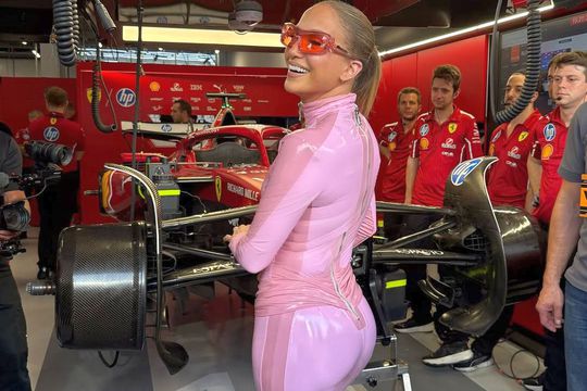 Jennifer Lopez a făcut senzație în boxa Ferrari