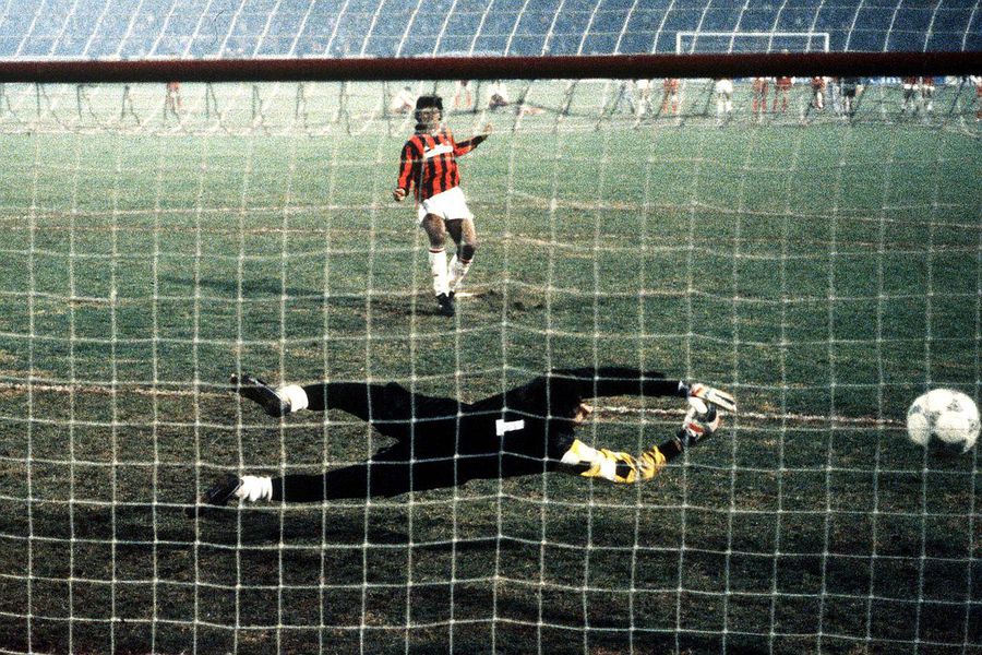 Frank Rijkaard a transformat ultima lovitură de departajare, cu care Milan a câștigat cu 5-3 și s-a a calificat în „sferturile” CCE / Foto: Imago Povestea unui moment controversat din istoria fotbalului: „L-am păcălit pe arbitru, simulând disperarea. După ce-și petrecuse noaptea cu trei modele, ne-a furat un gol!”