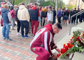 Rapid - U Cluj, derby-ul ultimelor clasate din play-off  » Echipele de start + imagini de la stadion: scene emoționante lângă pozele cu Boupendza