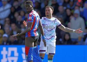 Scene reprobabile în Premier League » I-a tras pantalonii jos, apoi a urmat un conflict în toată regula