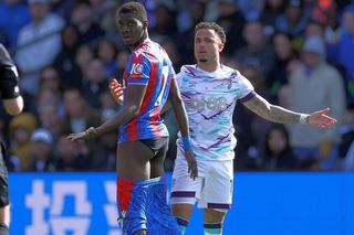 Scene reprobabile în Premier League » I-a tras pantalonii jos, apoi a urmat un conflict în toată regula