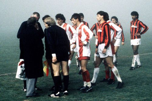 Returul de la Belgrad, Steaua Roșie - AC Milan, a fost întreupt din cauza ceții pe 9 noiembrie 1998, și s-a reluat a doua zi / Foto: Imago
