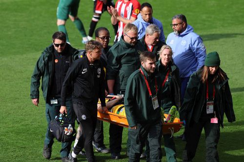 Jan Paul van Hecke, scos pe targă, la Brentford - Brighton