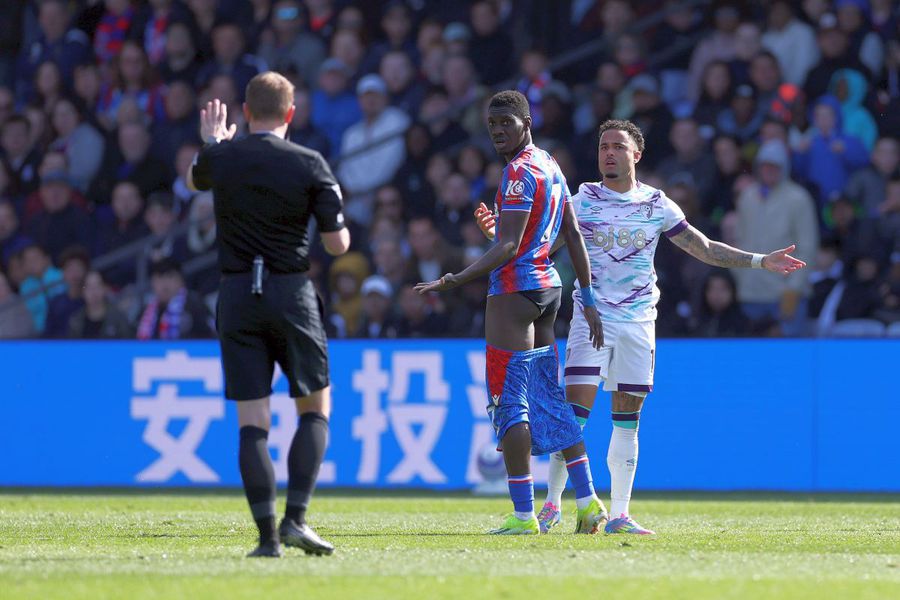 Justin Kluivert i-a tras pantalonii jos lui Ismaila Sarr în Crystal Palace - Bournemouth Scene reprobabile în Premier League » I-a tras pantalonii jos, apoi a urmat un conflict în toată regula