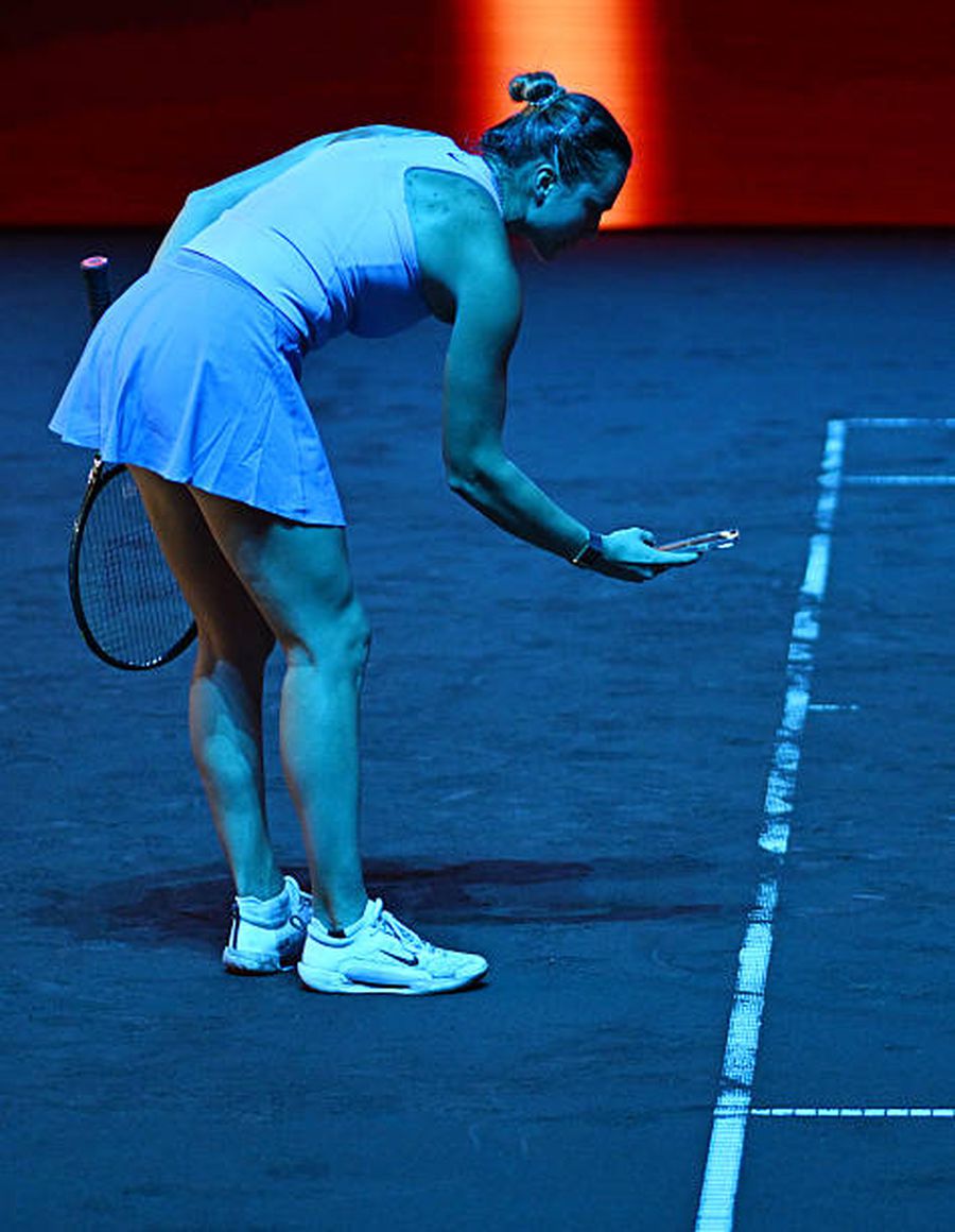 Aryna Sabalenka a fotografiat terenul/Foto: X (The Tennis Letter) Moment năucitor la Stuttgart! Lidera mondială și-a scos telefonul în timpul meciului și a fotografiat terenul: „Nu mi s-a mai întâmplat”