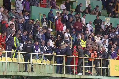 Momentul în care suporterul în cauză a fost scos din stadion