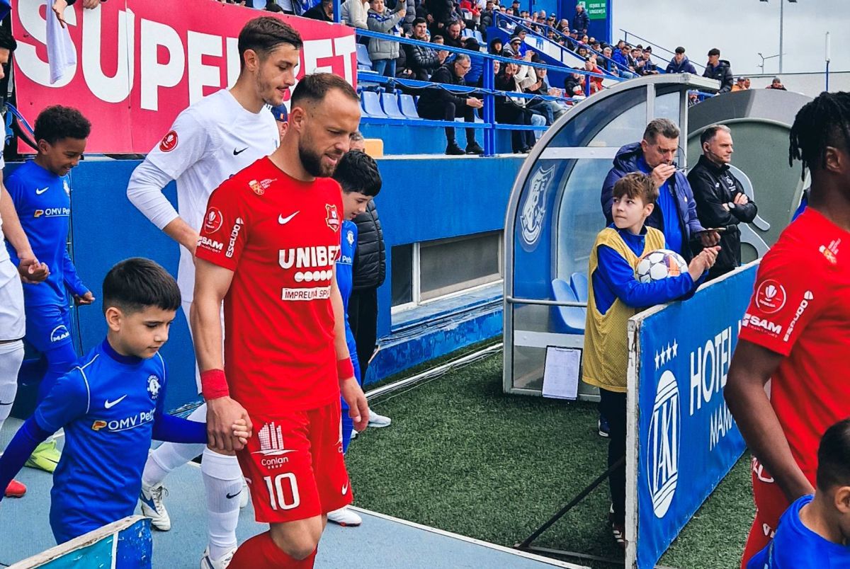 5 detalii de la Farul - Hermannstadt 1-1 » Ședință furtunoasă a lui Hagi, fotbalist dus la spital după meci + A venit pe bicicletă de la Sibiu!