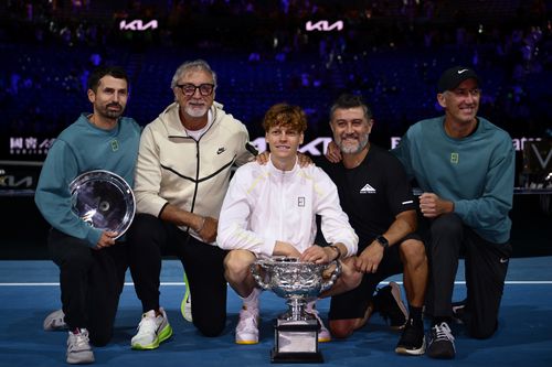 Simone Vagnozzi (primul din stânga) alîturi de Jannik Sinner și restul echipei la Australian Open 2025 FOTO GettyImages