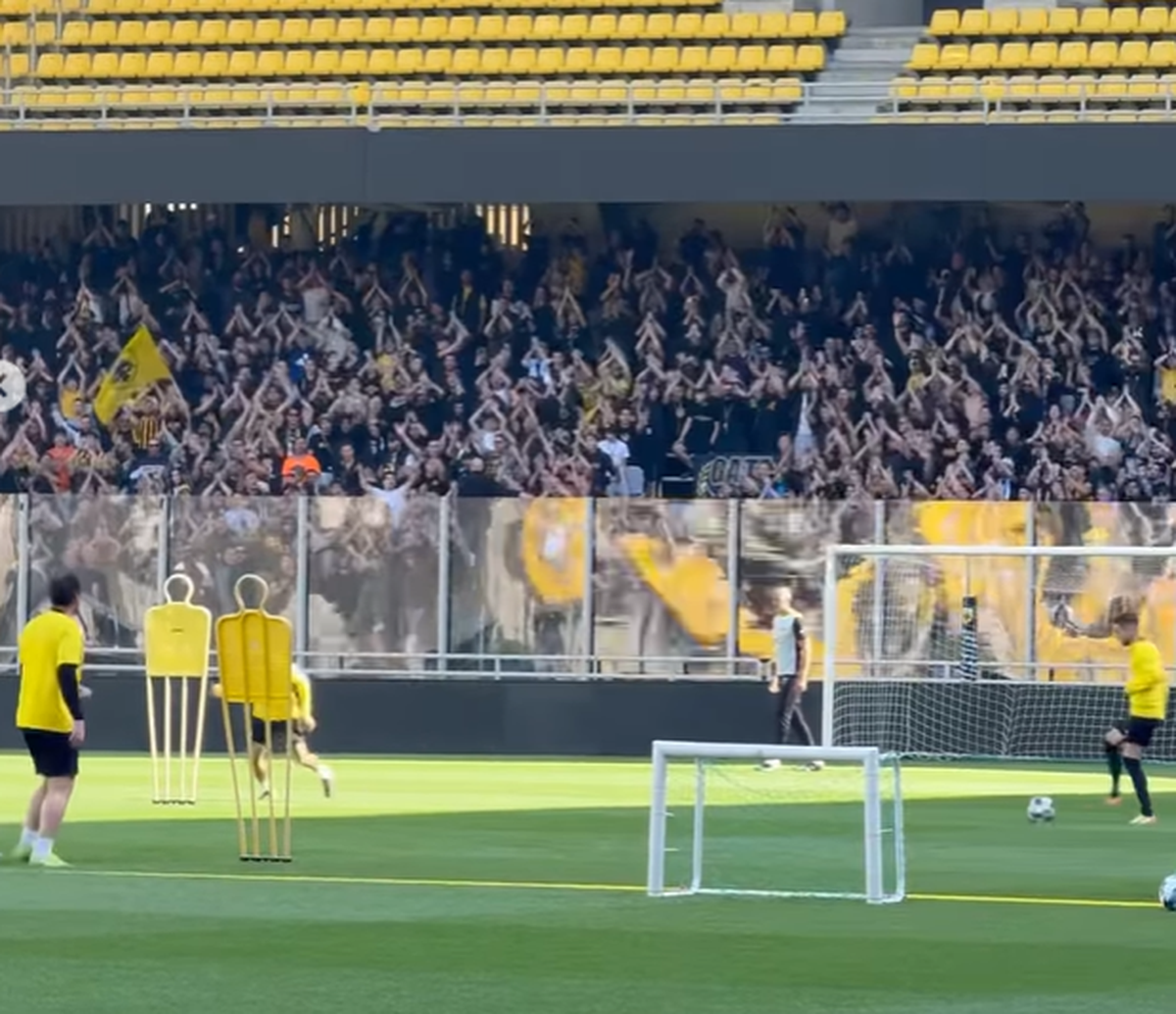 Nebunie înainte de derby-ul de titlu din Grecia: mii de fani la antrenament » Scene incredibile sub ochii lui Răzvan Marin