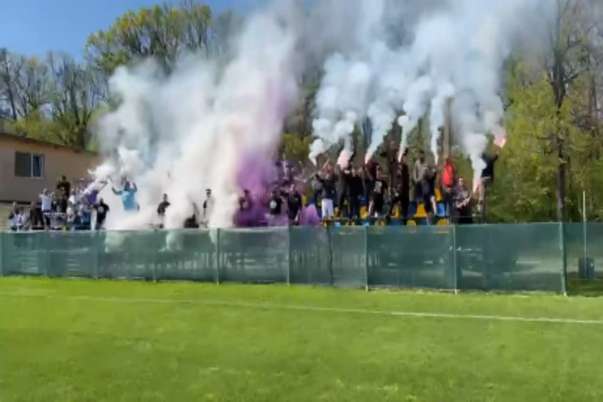 Fanii lui FC Argeș, alături de jucători înaintea meciului din Cupă / foto Facebook Peluza Nord Pitești