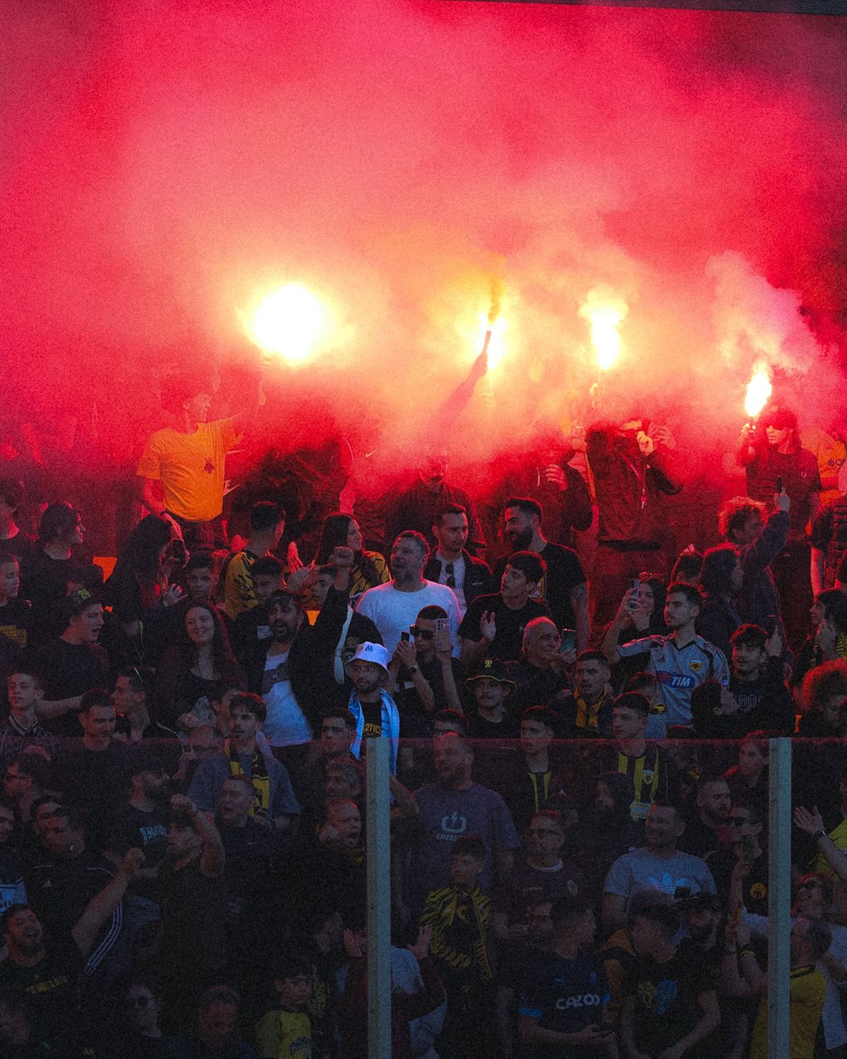 Nebunie înainte de derby-ul de titlu din Grecia: mii de fani la antrenament » Scene incredibile sub ochii lui Răzvan Marin