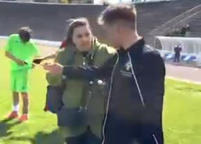 Mama jucătorului a intrat pe teren și l-a amenințat pe arbitru: „Vrei să nu mai arbitrezi în viața ta? Nu știi cu cine te pui, poate îți f*t o sticlă în cap!”