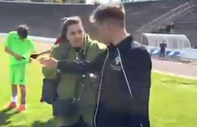 Mama jucătorului a intrat pe teren și l-a amenințat pe arbitru: „Vrei să nu mai arbitrezi în viața ta? Nu știi cu cine te pui, poate îți f*t o sticlă în cap!”