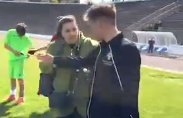 Mama jucătorului a intrat pe teren și l-a amenințat pe arbitru: „Vrei să nu mai arbitrezi în viața ta? Nu știi cu cine te pui, poate îți f*t o sticlă în cap!”