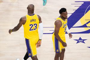 LeBron James și Bronny James au intrat în istorie ca primul duo tată-fiu, care au jucat într-un meci de play-off