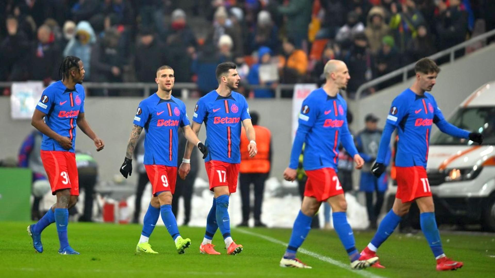 Siyabonga Ngezana în echipamentul FCSB discutând cu antrenorul Mirel Rădoi despre convocare națională și menisc operație recentă. | sursa foto: Gazeta Sporturilor Siyabonga Ngezana în echipamentul FCSB discutând cu antrenorul Mirel Rădoi despre convocare națională și menisc operație recentă. | sursa foto: Gazeta Sporturilor