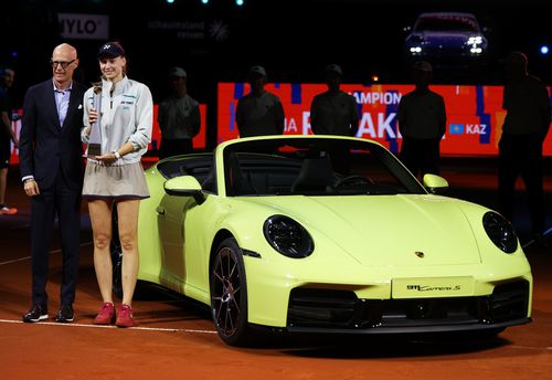 Elena Rybakina pozând cu trofeul și mașina primită FOTO Gulliver/GettyImages