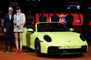 Elena Rybakina s-a impus pentru a doua oară la WTA Stuttgart, câștigând din nou un Porsche » Ce i-a spus Karolina Muchova la festivitatea de premiere