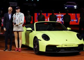 Elena Rybakina s-a impus pentru a doua oară la WTA Stuttgart, câștigând din nou un Porsche » Ce i-a spus Karolina Muchova la festivitatea de premiere