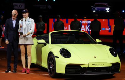 Elena Rybakina s-a impus pentru a doua oară la WTA Stuttgart, câștigând din nou un Porsche » Ce i-a spus Karolina Muchova la festivitatea de premiere