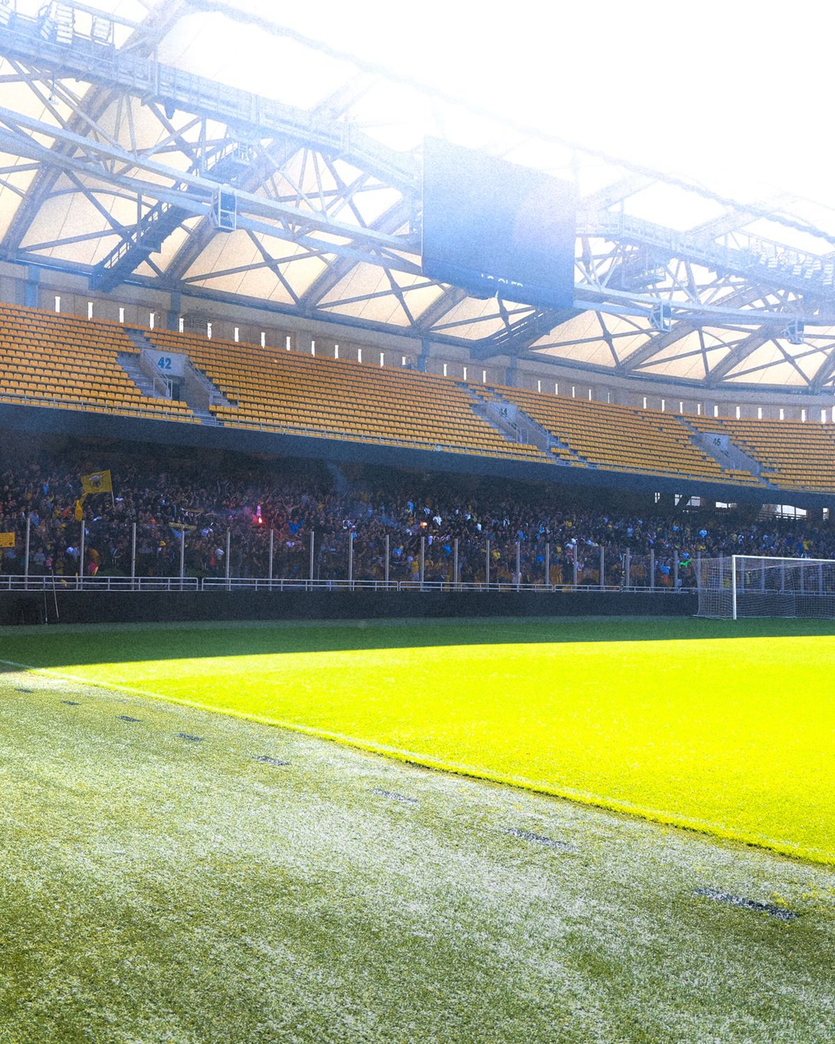 Nebunie înainte de derby-ul de titlu din Grecia: mii de fani la antrenament » Scene incredibile sub ochii lui Răzvan Marin