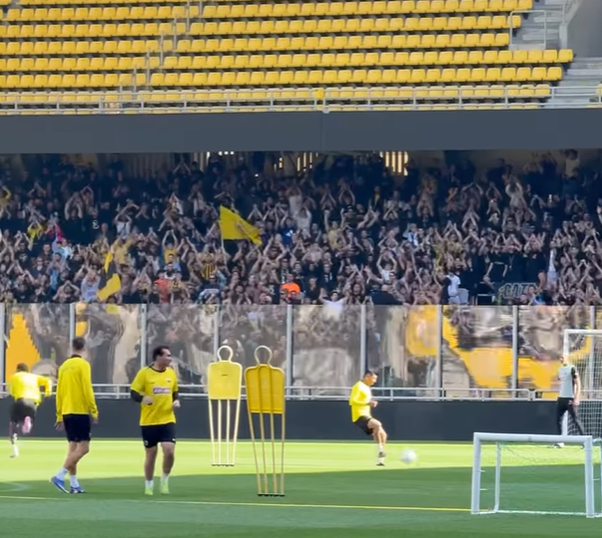 Nebunie înainte de derby-ul de titlu din Grecia: mii de fani la antrenament » Scene incredibile sub ochii lui Răzvan Marin