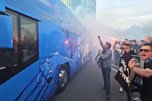 Universitatea Craiova - Rapid »  Dobre, OUT din primul 11 + Suporterii olteni așteaptă echipa în stradă