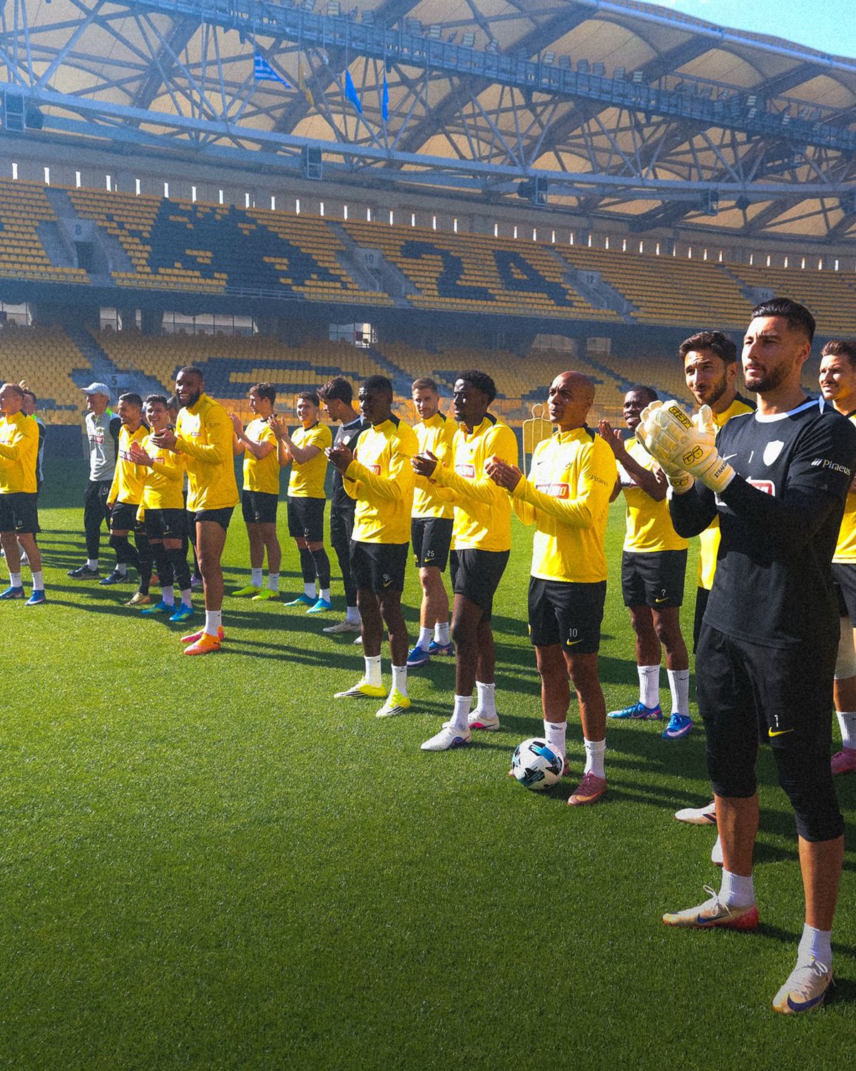 Nebunie înainte de derby-ul de titlu din Grecia: mii de fani la antrenament » Scene incredibile sub ochii lui Răzvan Marin