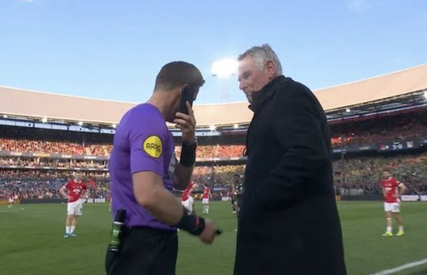 Nemaivăzut: arbitrul Danny Makkelie a primit un telefon în timpul finalei Cupei și s-a dus să răspundă