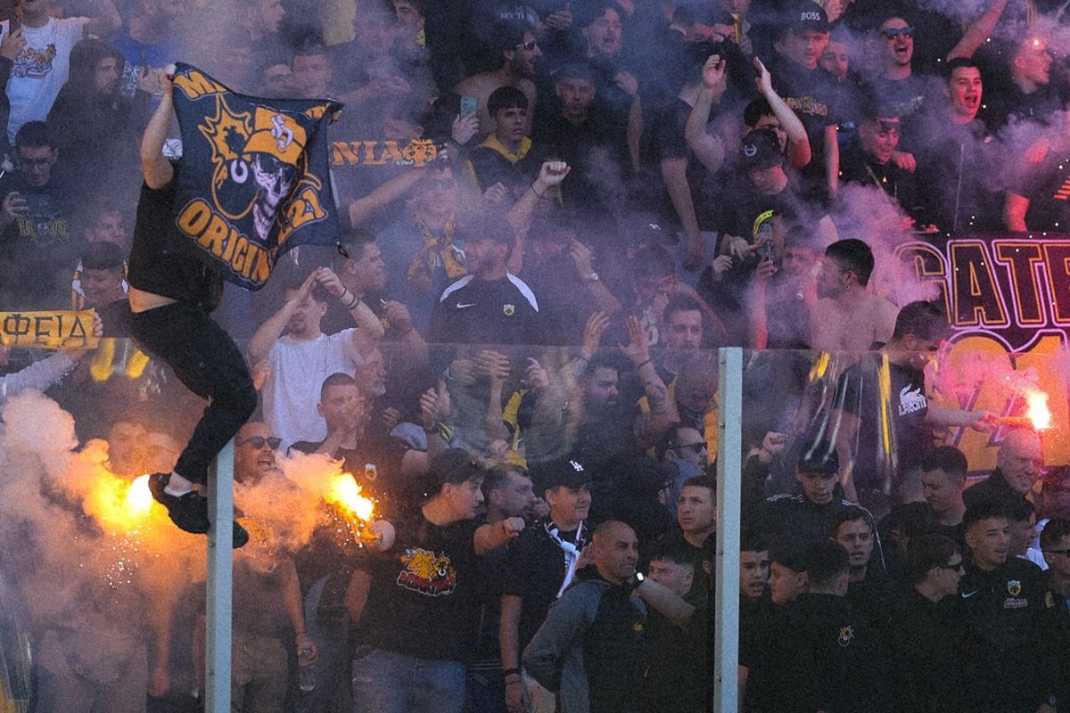 Nebunie înainte de derby-ul de titlu din Grecia: mii de fani la antrenament » Scene incredibile sub ochii lui Răzvan Marin