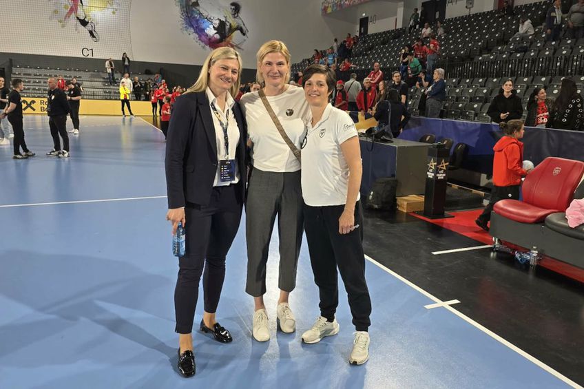 Carmen Amariei (centru) și Sandrine Mariot (dreapta)