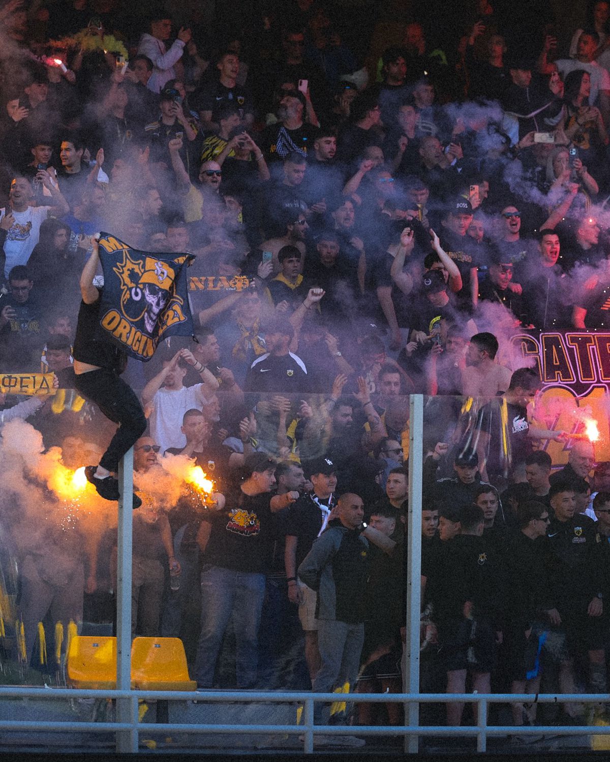 Nebunie înainte de derby-ul de titlu din Grecia: mii de fani la antrenament » Scene incredibile sub ochii lui Răzvan Marin