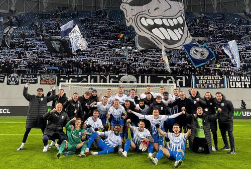 Jucătorii Universității Craiova, în fața Peluzei Nord / Foto: Facebook Universitatea Craiova