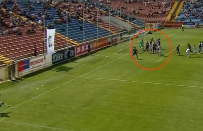 Fază controversată în ultimul meci al rundei din play-off-ul Ligii 2 » Arbitrii au trecut cu vederea un henț în careu