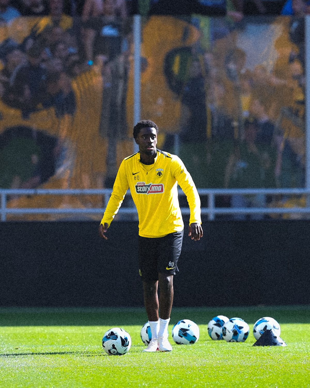 Nebunie înainte de derby-ul de titlu din Grecia: mii de fani la antrenament » Scene incredibile sub ochii lui Răzvan Marin