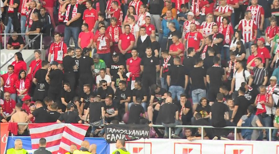 Ultrașii celor de la Sepsi s-au întors cu spatele în timpul imnului // foto: captură digisport FINALA CUPEI. Un român nu a dus mâna la inimă în momentul intonării imnului. Portughezii Tavares și Marcelo Lopes, da!