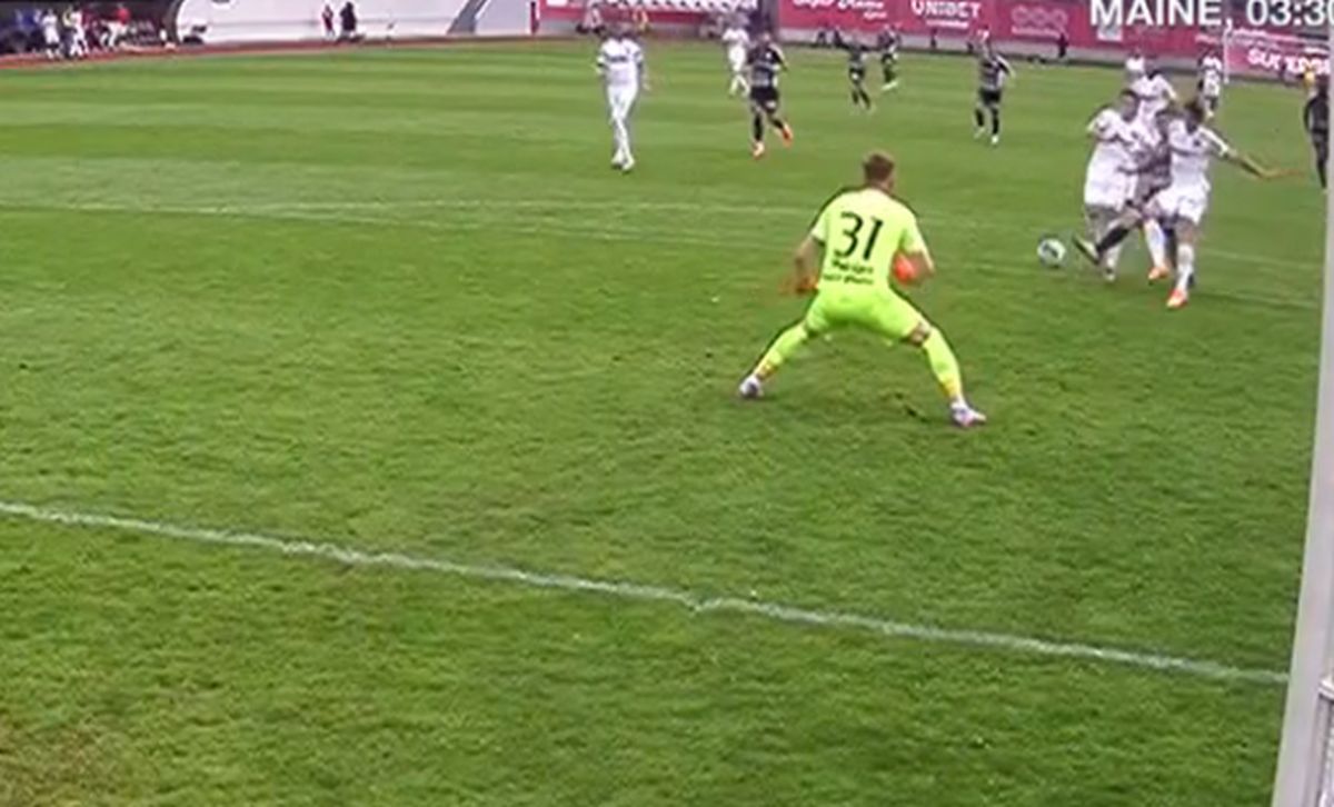 Assist al portarului în SuperLigă! Cum s-a transformat în pasă decisivă degajarea de pe 6 metri