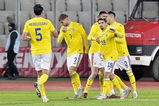 Denis Drăguș, cu numărul 7 // foto: GSP