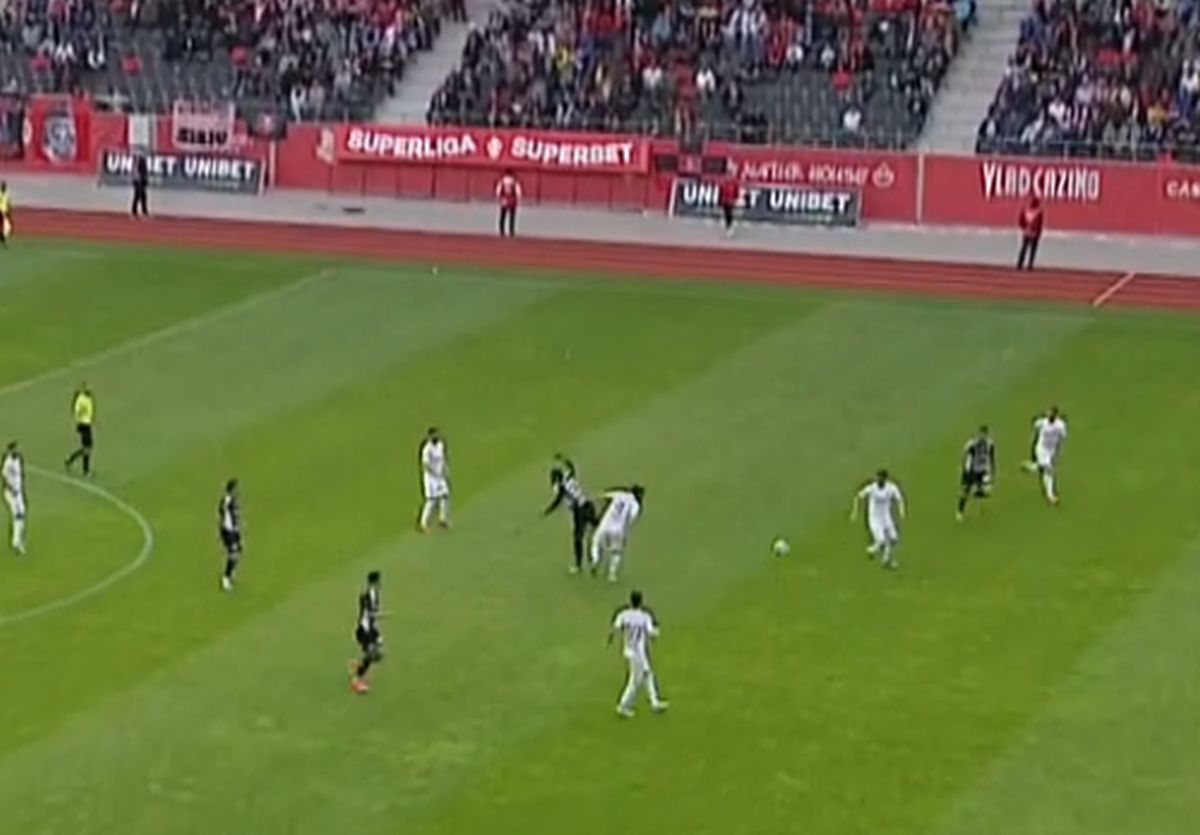 Assist al portarului în SuperLigă! Cum s-a transformat în pasă decisivă degajarea de pe 6 metri