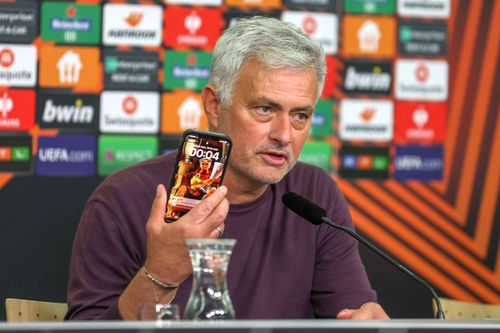 Jose Mourinho și-a arătat imaginea pe care o are pe telefon la conferința de după meciul cu Bayer Leverkusen // Foto: Imago