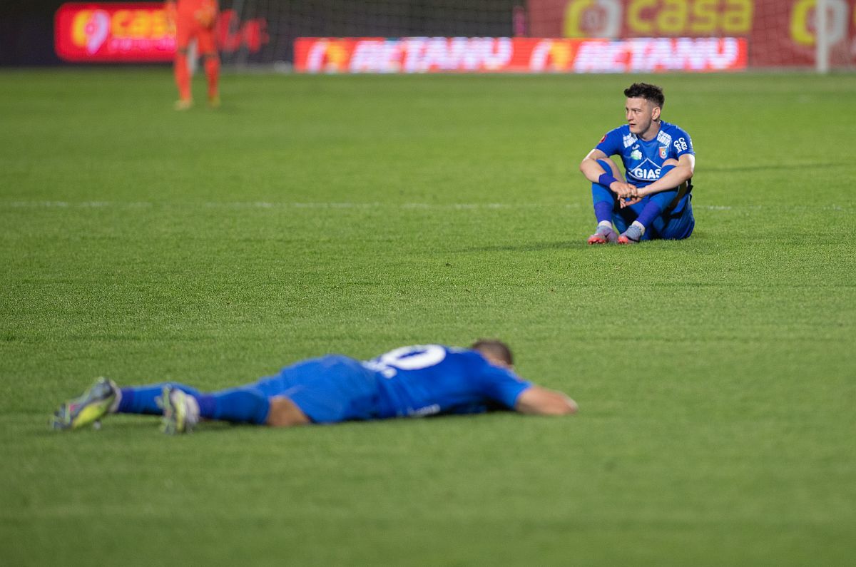 Epilogul luptei pentru salvarea de la retrogradare » Imaginile durerii la Târgoviște: jucătorii Chindiei, în lacrimi + Sărbătoare la FC Argeș