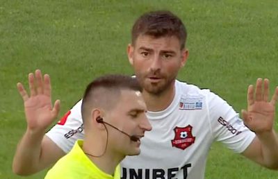 Meci decis în Liga 1 de un penalty bizar: „N-am văzut că i-a pus piedică! Dar nefiind VAR...”
