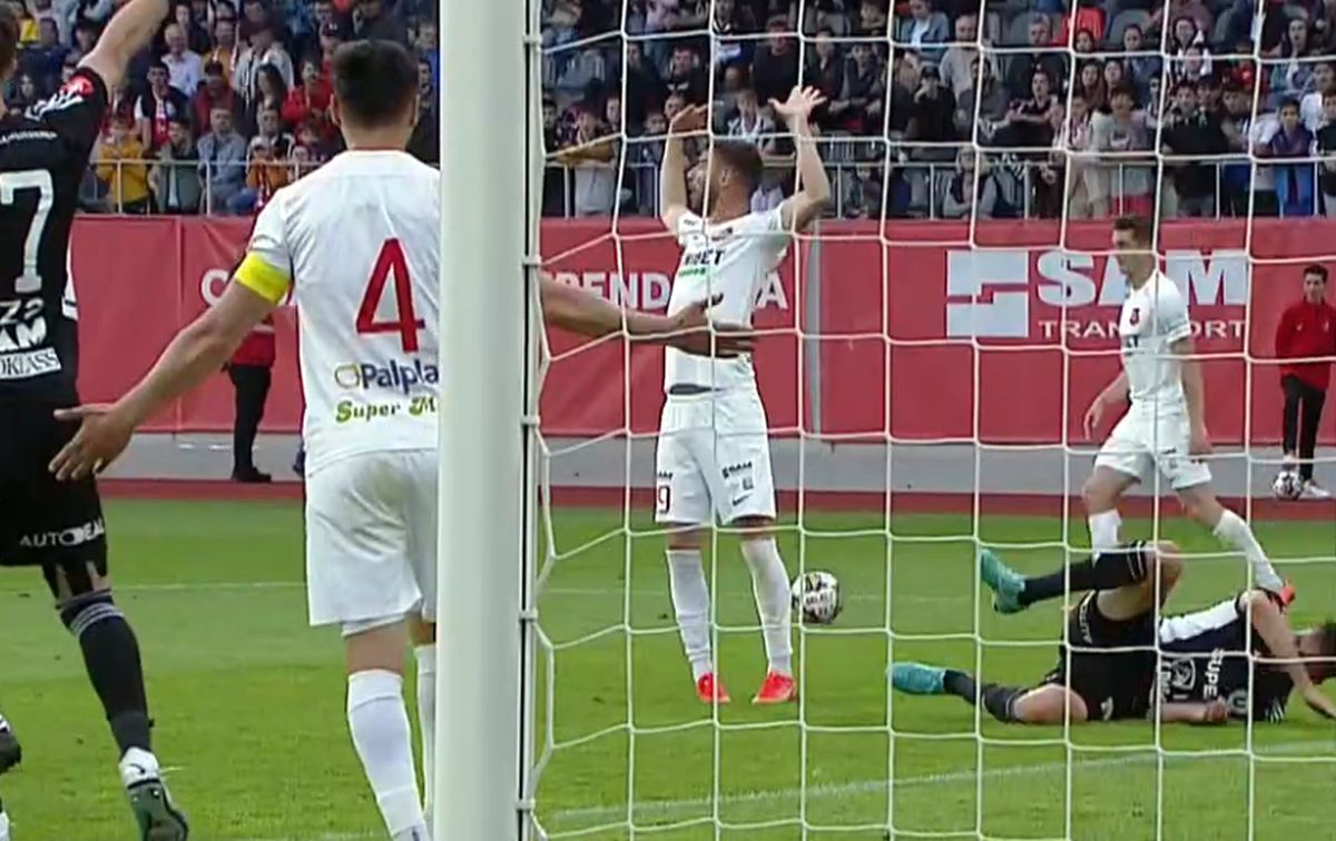 Meci decis în Liga 1 de un penalty bizar: „N-am văzut că i-a pus piedică! Dar nefiind VAR...”