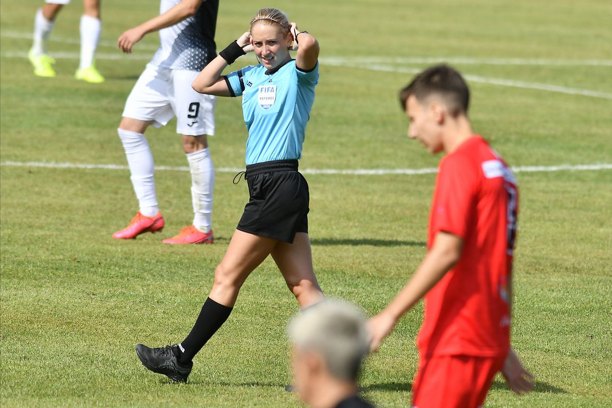 Alina Peșu debutează oficial la un meci din Liga 1! Povestea specială a arbitrei din Craiova: „Când eram mică jucam fotbal non-stop și spărgeam geamurile”