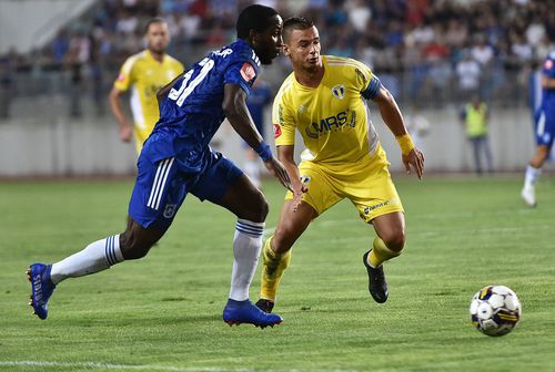 FC Argeș - Petrolul, duel din ultima rundă a play-out-ului, ar putea fi ultimul meci al fundașului stânga Valentin Țicu (dreapta) în România.